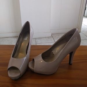 9&CO. Peep toe pumps,nude, size 7